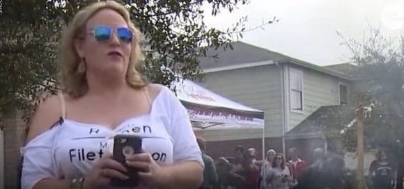 După divorţ, a dat o petrecere şi şi-a ars rochia de mireasă. Foto: click.ro