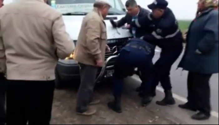 По свидетельствам очевидцев, полицейских не устроило наличие в нем шторок на окнах.