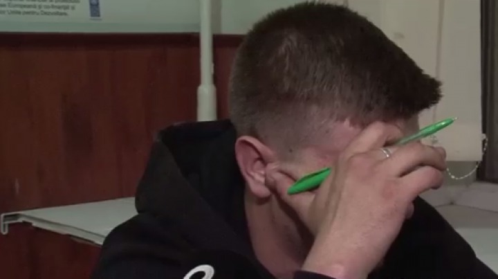 Doi indivizi, fiind suspectaţi de consum de droguri, reţinuţi de oamenii legii. 
