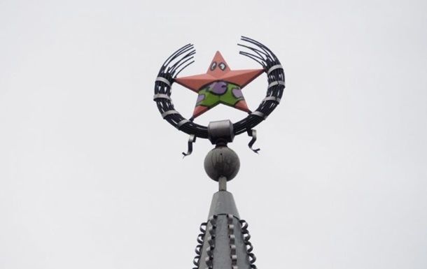 В Воронеже покрасили звезду в героя из Губки Боба.