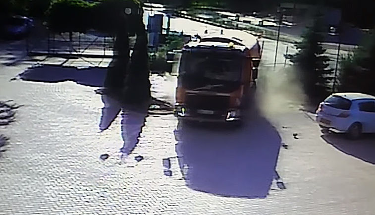 В Бельцах повредили новую уборочную машину.