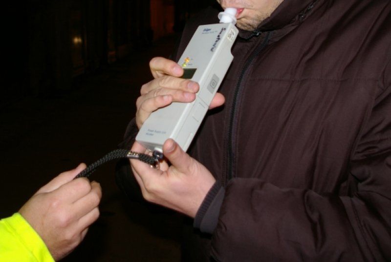 Test alcoolemie. Ce se întâmplă dacă polițistul folosește dezinfectant. Foto simbol: Antena 1