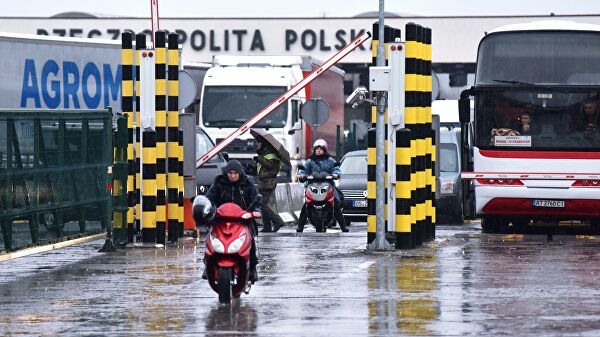 Польша вводит санитарный контроль на границе с Германией и Чехией.