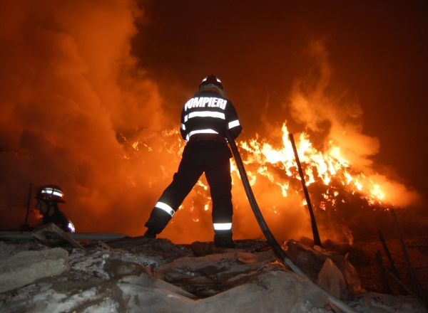 Un incendiu a izbucnit in urma cu cateva ore, in centrul orasului Telenesti. Doi pompieri au murit, iar alti doi au fost ranit.