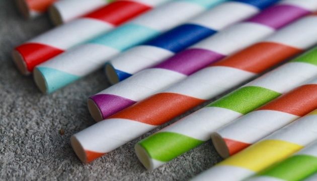 В Китае разработали экологичные съедобные соломинки для напитков.