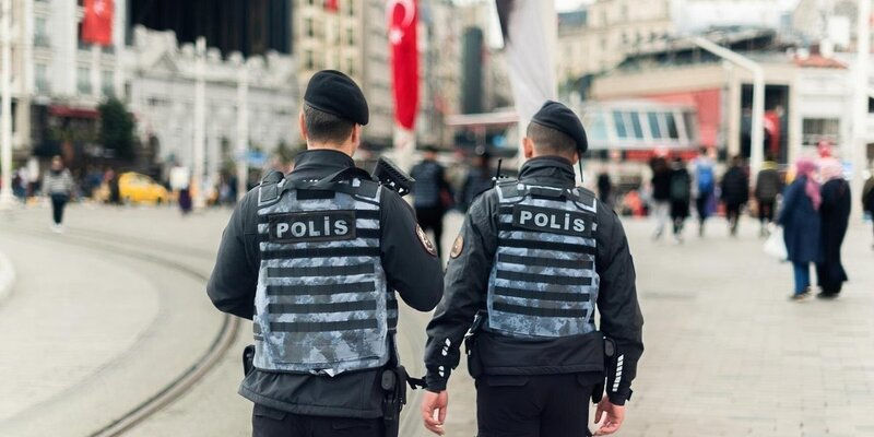 При стрельбе у суда в Стамбуле пострадали пять человек.