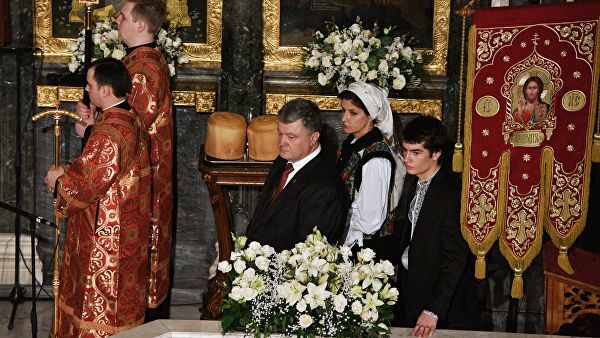 Петр Порошенко с супругой Мариной и сыном Михаилом во время празднования пасхи в Киево-Печерской лавре.