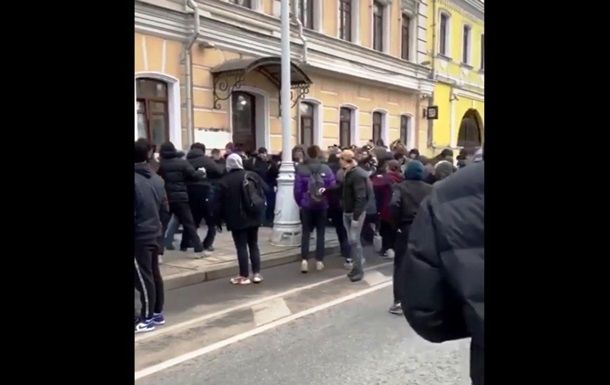 В Москве произошла драка в очереди за кроссовками.