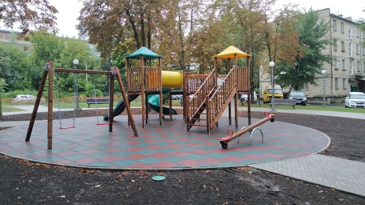 Обустроена новая детская площадка в сквере по улице Академической в микрорайоне Телецентр.
