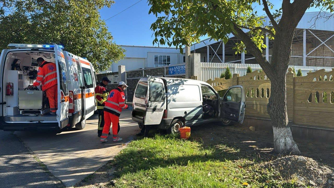 O mașină s-a izbit de un gard în raionul Ialoveni: Șoferul a murit pe loc.