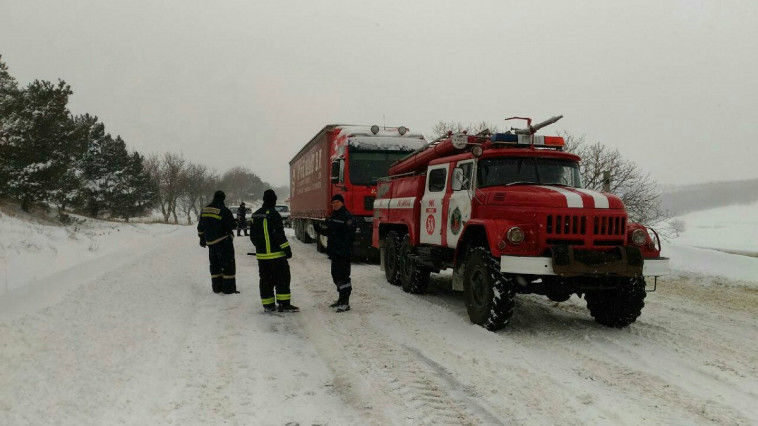 Intervenția salvatorilor în urma ninsorilor de azi. Foto: dse.md
