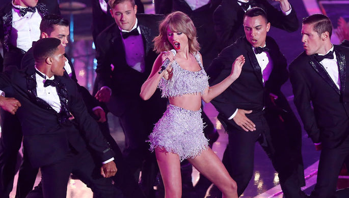 Тейлор Свифт стала исполнителем года на American Music Awards.
