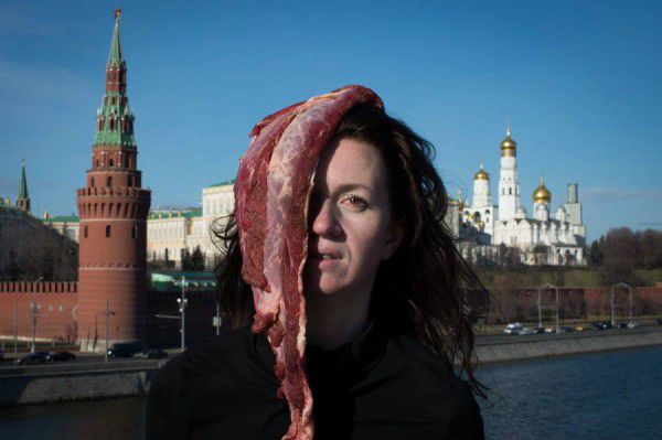 Девушка сделала на фоне Кремля несколько своих портретов с примечательным головным убором и поместила их в Интернет с призывом руководства РФ остановить военные действия на Украине.