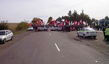 Cîteva zeci de manifestanţi comunişti au blocat, cu puţin timp în urmă, traseul Soroca – Otaci.
