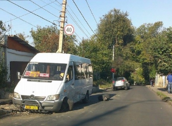 Un microbuz care circula pe ruta 186 a fost lovit laterat de o masina Subaru. In urma impactului, o tanara, pasager in microbuz, s-a ales cu rani usoare.