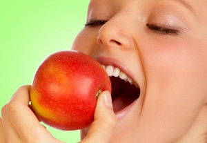 Fructele se numără printre alimentele care păstrează colesterolul la un nivel normal.