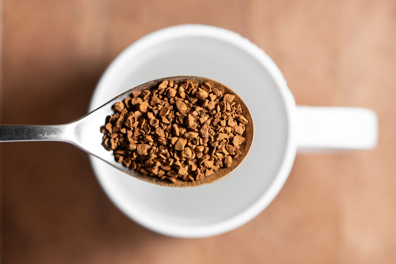 Studiu: Două-trei cești de cafea pe zi reduc riscul de stres și depresie.