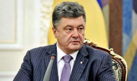 Preşedintele ucrainean Petro Poroşenko a prezentat joi în parlament o lege care ar trebui să permită Kievului să adere într-o zi la NATO pentru a-şi asigura securitatea împotriva ameninţărilor Rusiei.