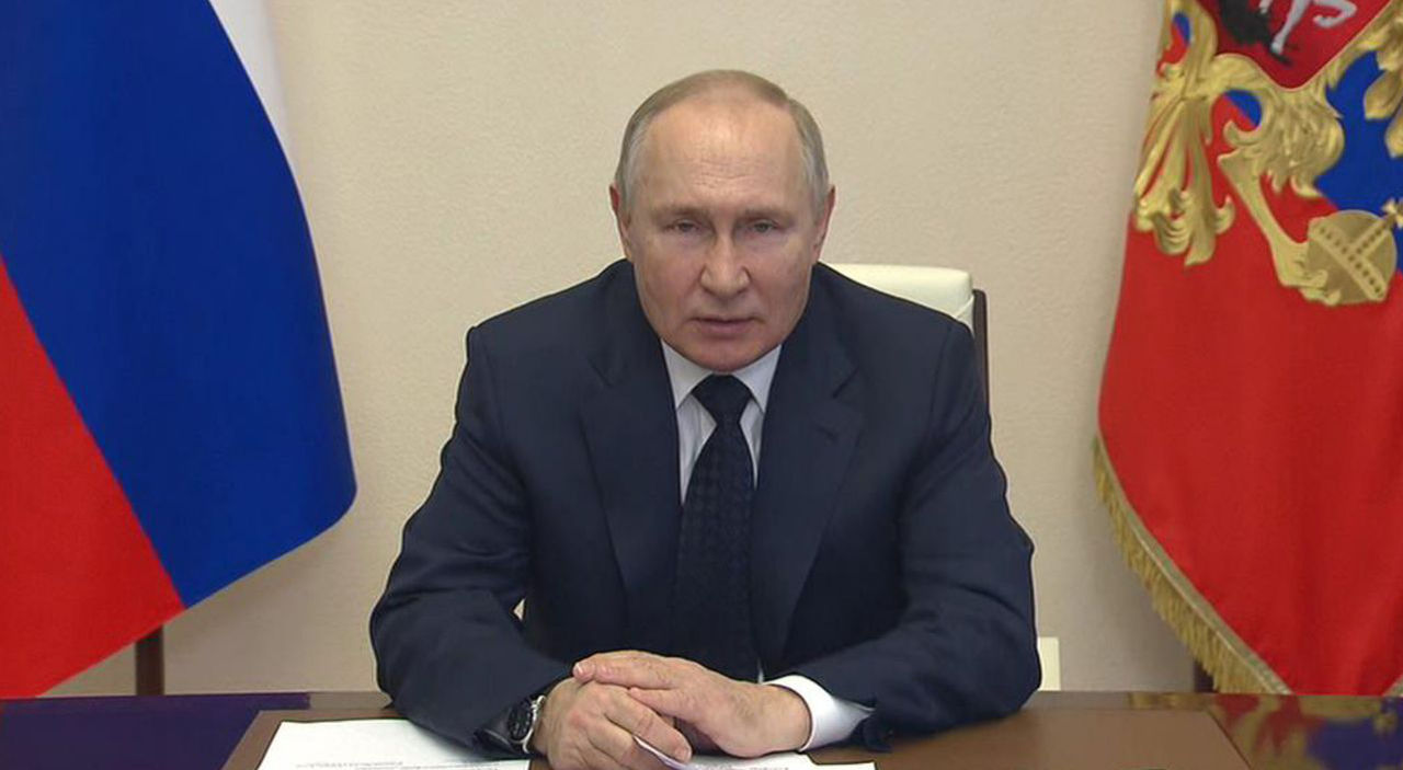 Путин: Россия и дальше будет развивать боевой потенциал ВС РФ.