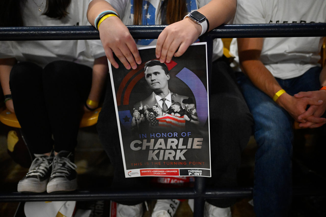 Un bărbat din SUA a câștigat un proces de 835.000 de dolari după ce a fost arestat pentru o postare despre Charlie Kirk.