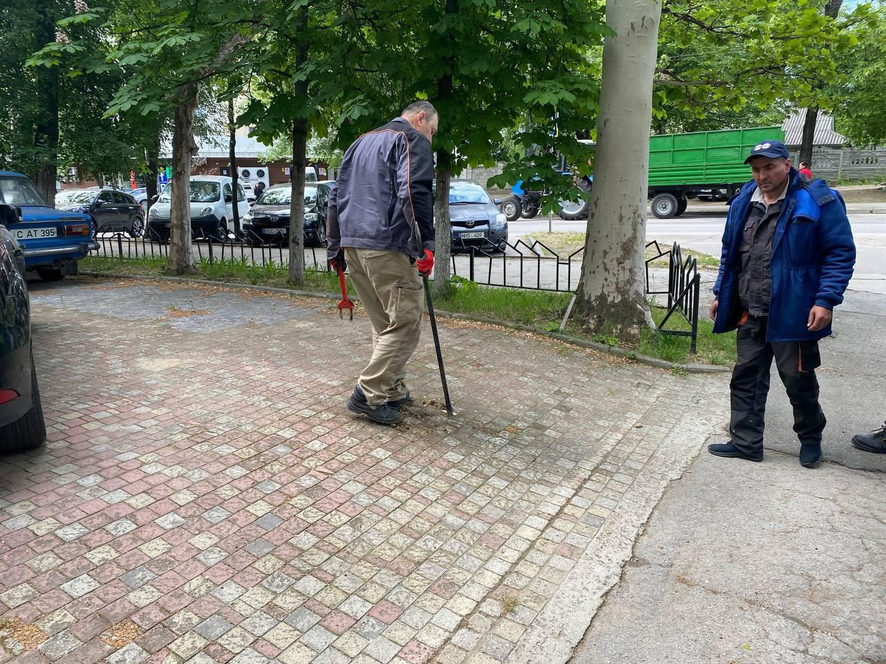 Barierele de parcare instalate ilegal, demontate în Capitală.