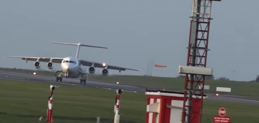 Zeci de răniţi la bordul unui avion de pasageri afectat de turbulenţe.