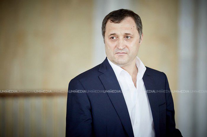 Procurorul Adriana Bețișor a declarat presei că ședința de astăzi în dosarul Filat a fost amânată. Asta din cauza stării de sănătate a politicianului.