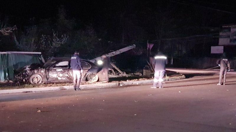 Водитель BMW снес столб и оставил жителей Кагула без электричества.