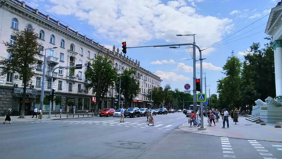 У здания примэрии Кишинева заработал светофор.