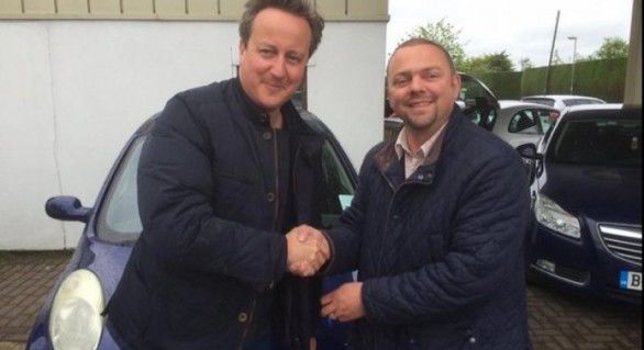 David Cameron, a cumpărat o mașină second-hand, de culoare albastră, pentru soția sa, Samantha. Prețul de vânzare a fost de mai puțin de 2.000 de euro.