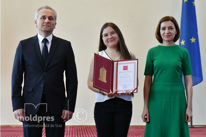 Выпускники со средним баллом 10 на бакалавриате награждены президентом Майей Санду