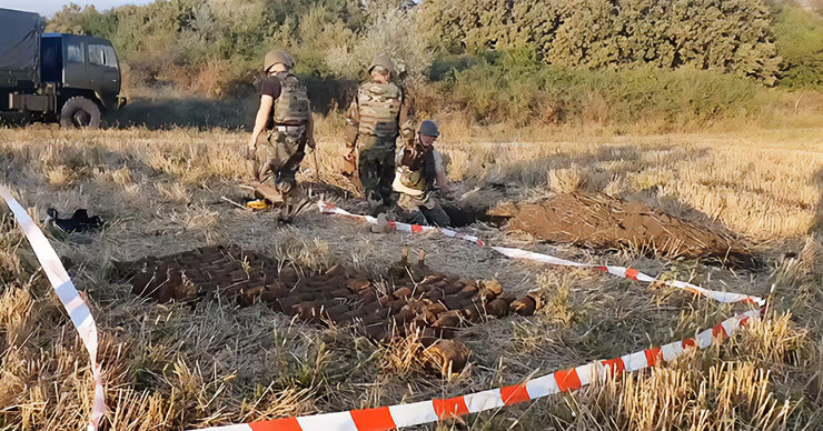 За выходные саперы ликвидировали около 450 взрывоопасных устройств.