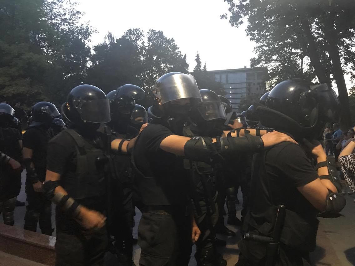 У парламента произошла потасовка между протестующими и полицией.