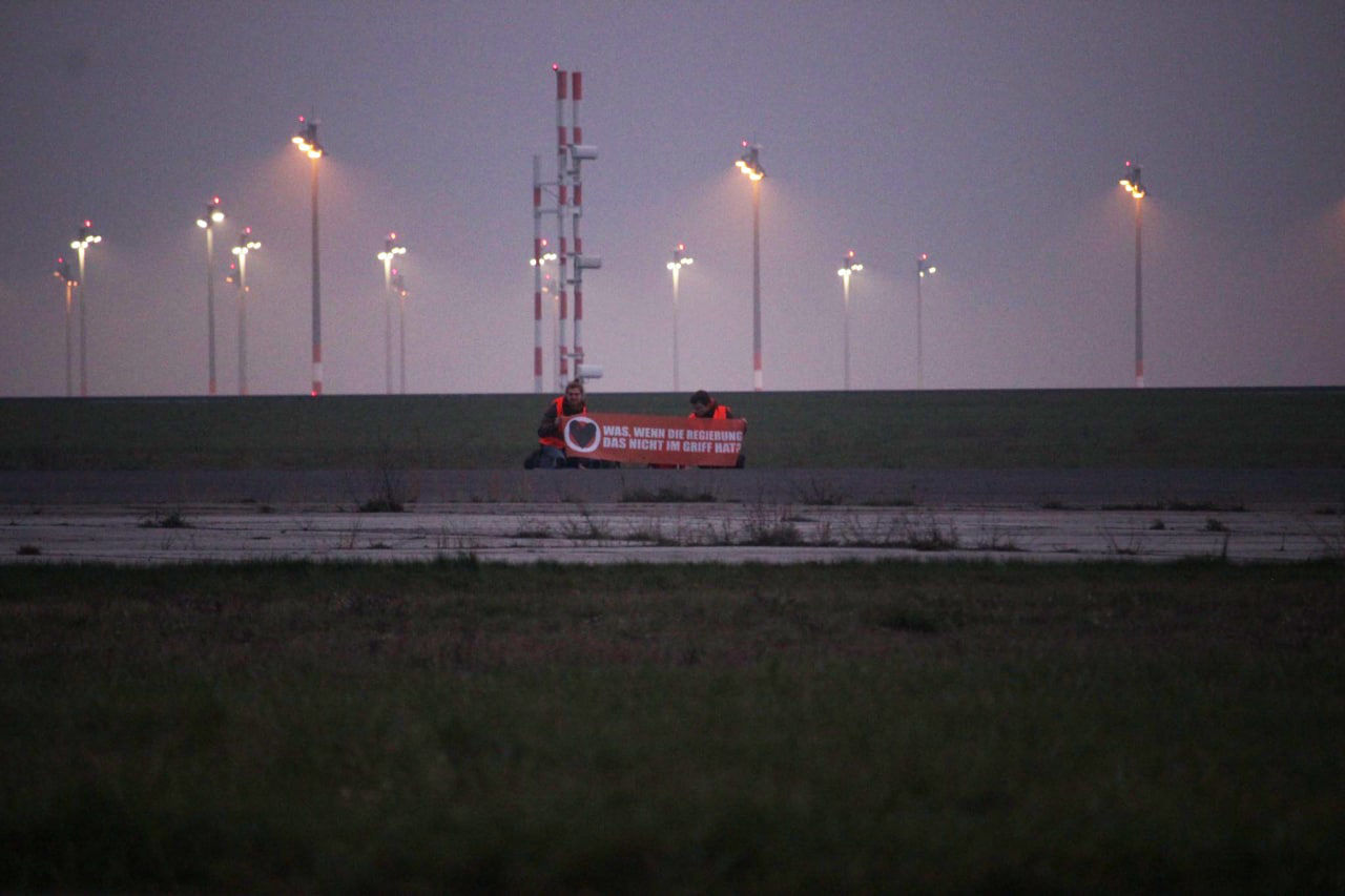 Экоактивисты парализовали работу аэропорта в Берлине.