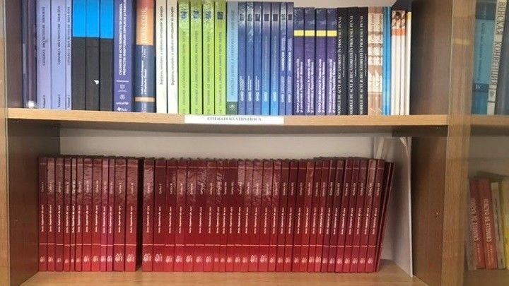 Национальный институт юстиции подарил ТУМ 127 юридических книг.