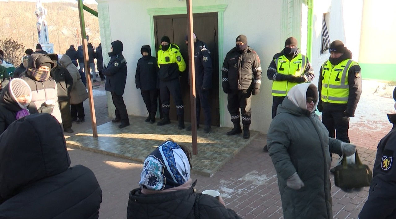 Ministrul Culturii a îndemnat la calm în conflictul de la biserica din Dereneu.