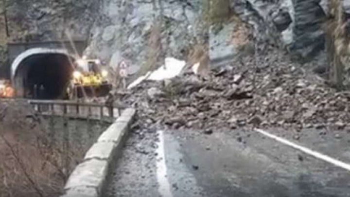 O stâncă uriaşă s-a prăbuşit pe şoseaua alpină Transfăgărăşan