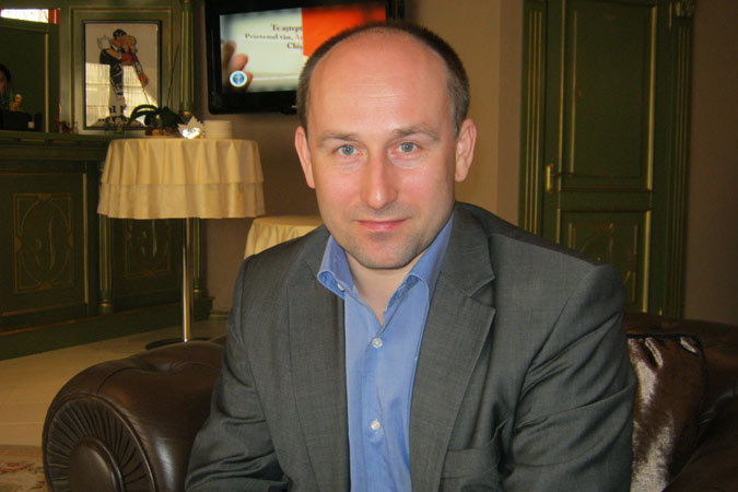 "Население нашей страны достаточно консервативно. И вдруг местный парламент принимает закон, который разрешает проводить гей-парады."