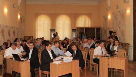 La rândul său, primarul Dorin Chirtoacă, susține că comuniștii au venit cu scopul de a nu desfășura ședința.