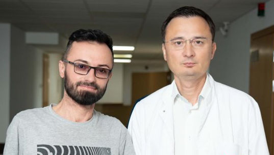 Un tânăr cu cancer la ficat a primit o nouă șansă la viață în urma unei intervenții complexe.