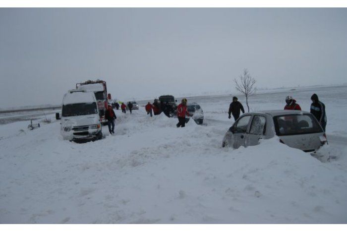 Многим водителям, заблокированным на дороге, понадобилась помощь спасателей. Фото: moldpres.md