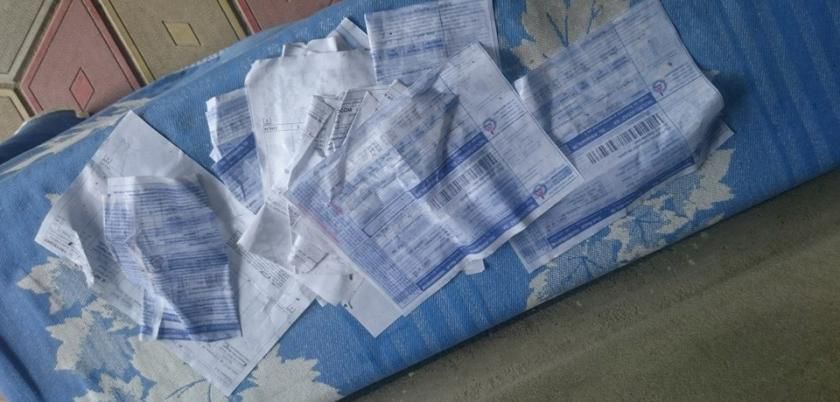Poștașul care a împrăștiat facturile pe trotuar în loc să le distribuie în cutiile poștale riscă să fie sancționat.  Foto: Facebook.com