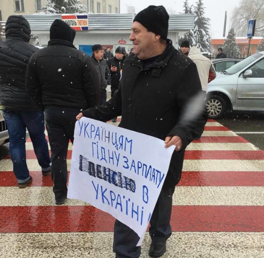 Участники акции объявили, что каждые 15 минут будут пропускать по 10 машин к пункту пропуска.