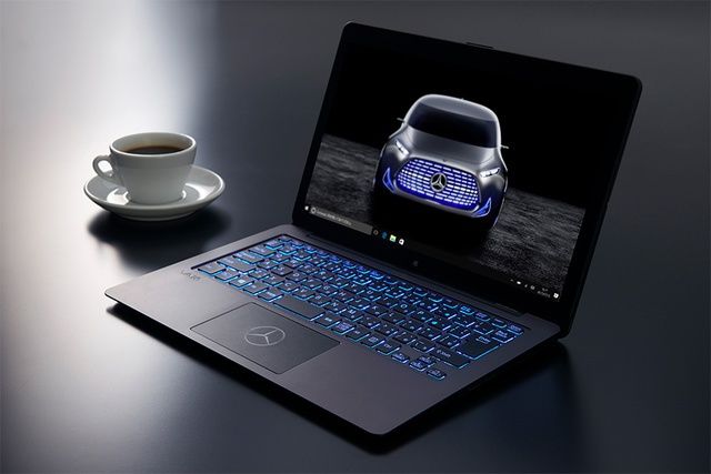 Vaio şi Mercedes-Benz lansează un laptop. 
