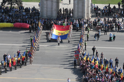 Rușii au un proverb înțelept: oricât l-ai hrăni pe lup, el tot spre pădure se uită. Nu vi se pare că anume asta se întâmplă și cu minoritățile din R. Moldova?”, mai scrie Tănase.