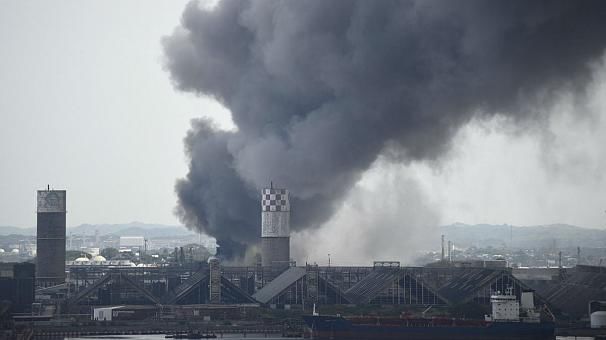 Трое рабочих стали жертвами взрыва на нефтеперерабатывающем заводе в штате Веракрус.