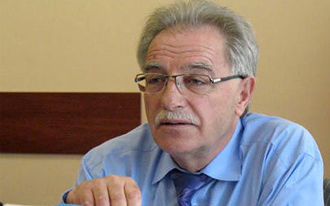 Работающий пенсионер получал пособия и надбавки.