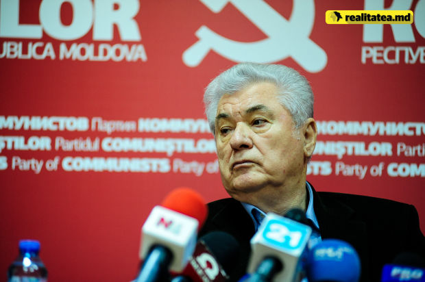 Vladimir Voronin, acuză membrul Consiliului Coordonator al Audiovizualului, Artur Cozma, atunci când și-a dat votul sistarea retransmiterii postului de televiziune „Rossia 24”.