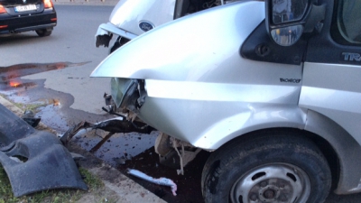 Un bărbat a ajuns la spital cu multiple traumatisme după ce microbuzul de linie în care se afla a fost implicat într-un accident în lanţ.
