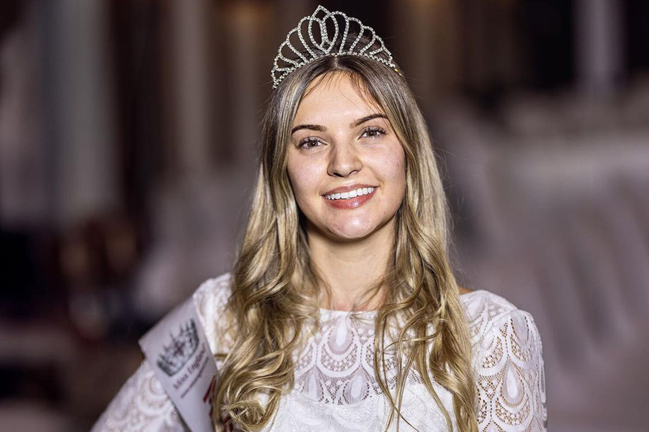 Модель из Англии победила на первом конкурсе красоты без макияжа.
